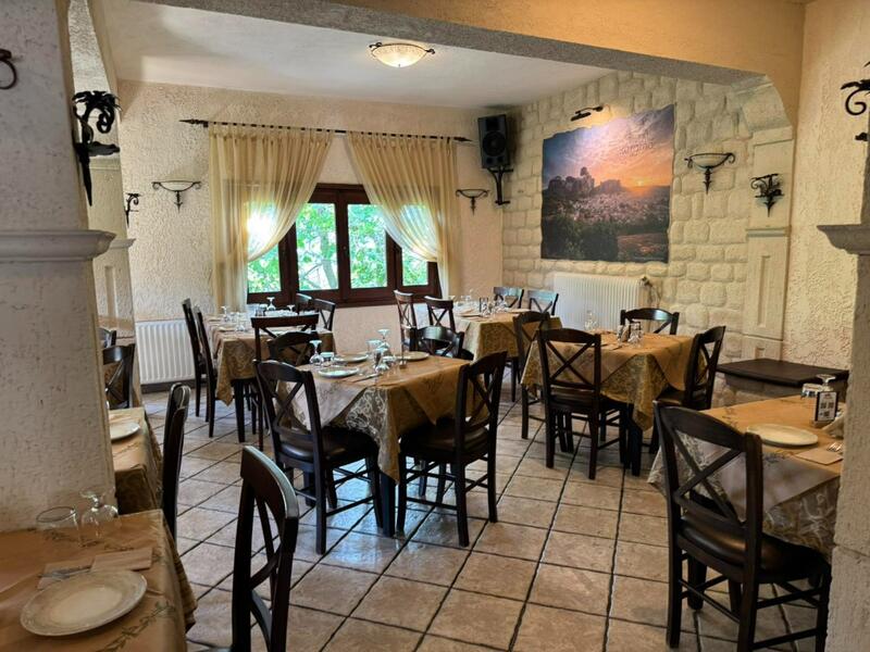 Outdoor dining experience under the Meteora rocks